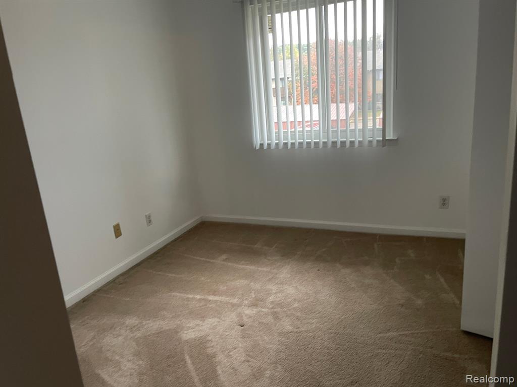 7599 MANOR CIR, Westland, MI — Photo 13