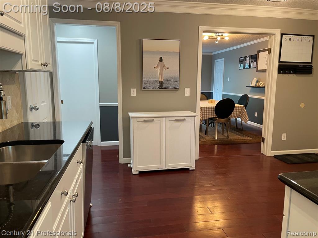 709 Hollybrook Drive, Midland, MI 48642 — Photo 4