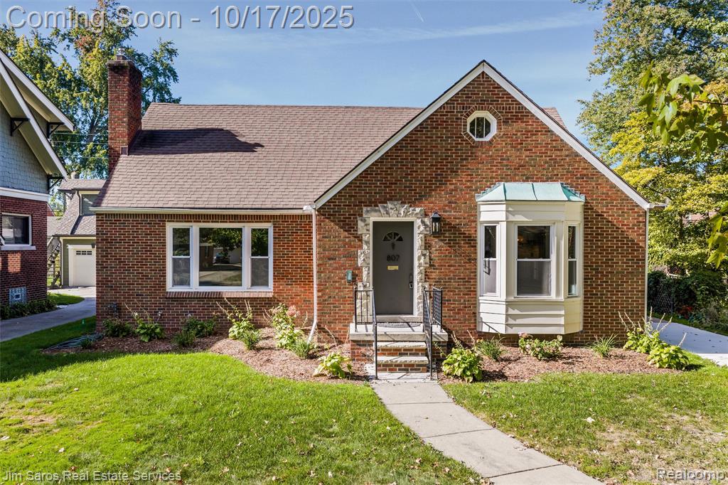 807 Barrington, Grosse Pointe Park, MI 48230 — front exterior