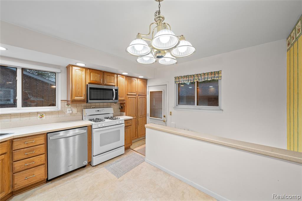 26916 Rouge River Drive, Dearborn Heights, MI 48127 — Photo 25
