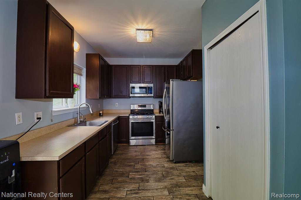 5626 Lockwood Drive, Waterford, MI 48329 — Photo 7
