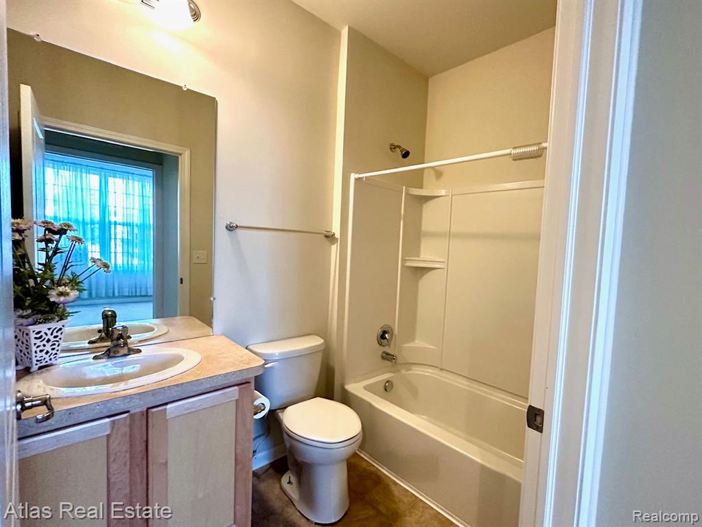 9378 SAND HILL Drive, Grand Blanc, MI 48439 — Photo 17