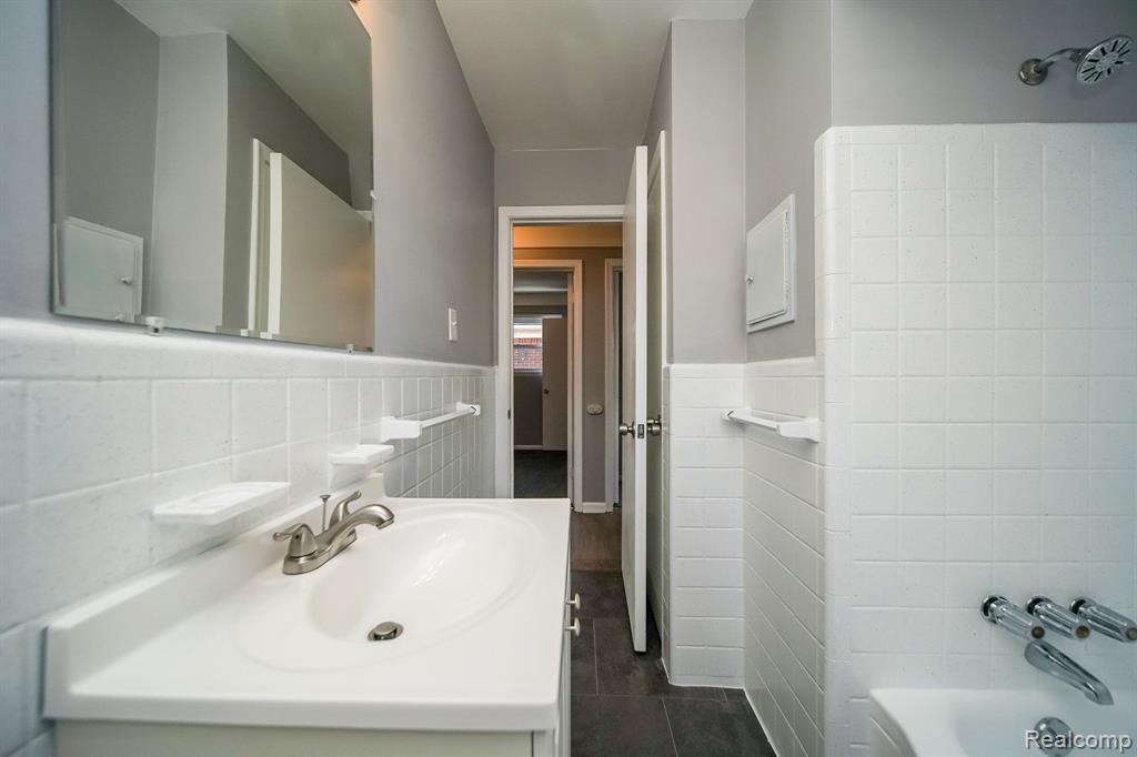 927 CLEOPHUS Parkway, Lincoln Park, MI 48146 — Photo 31