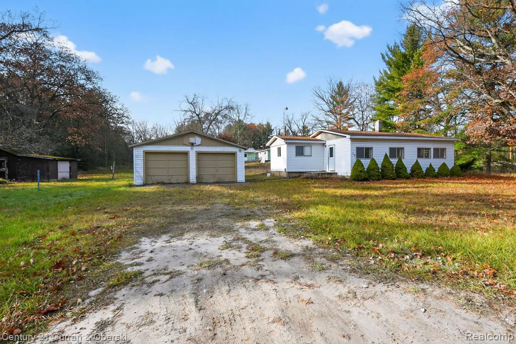 10 S Imperial Drive, MI 48763 — front exterior