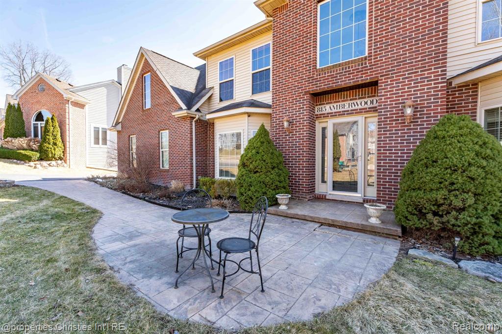 815 AMBERWOOD Street, Auburn Hills, MI 48326 — Photo 2