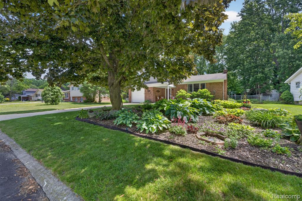 4369 Dixon Drive, Swartz Creek, MI 48473 — Photo 5