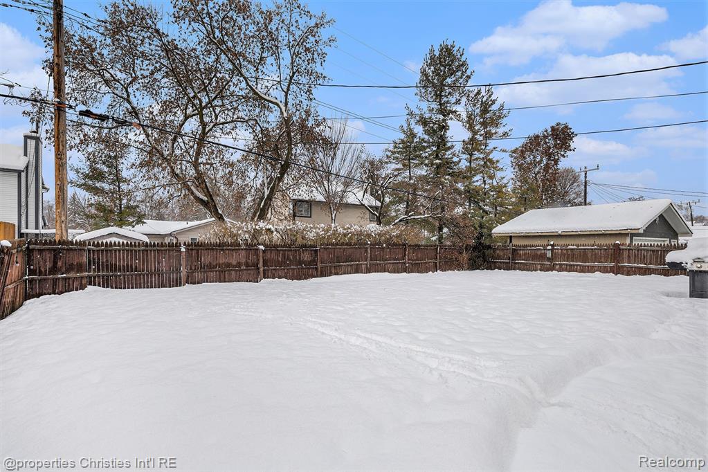 3990 Cresthaven Drive, Waterford, MI 48328 — Photo 24