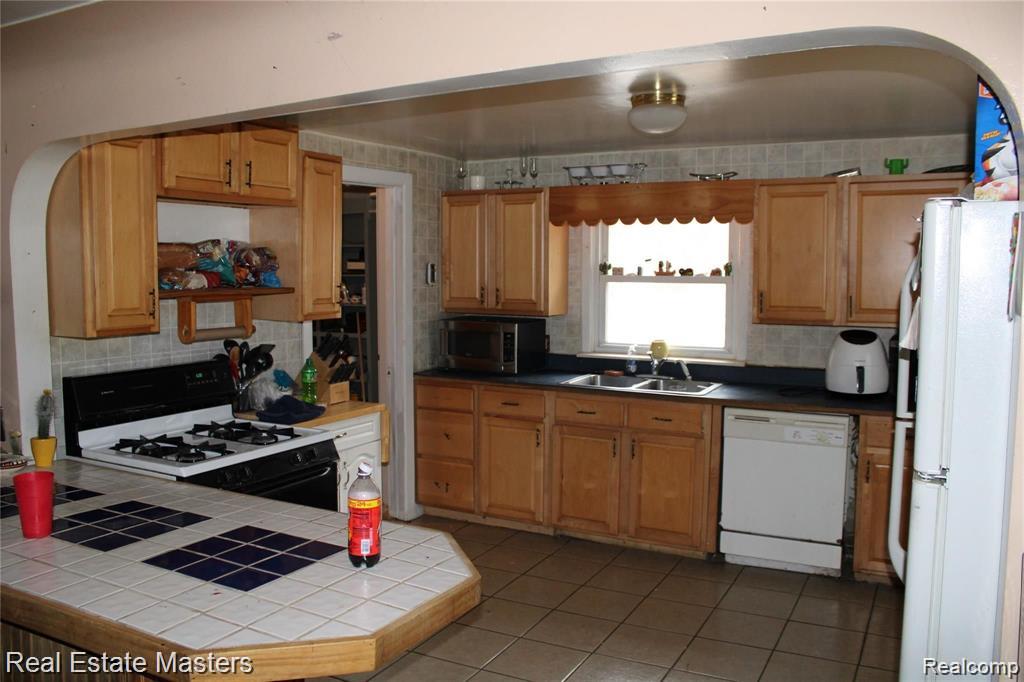 4265 Pine Grove Avenue, Fort Gratiot, MI 48059 — Photo 8