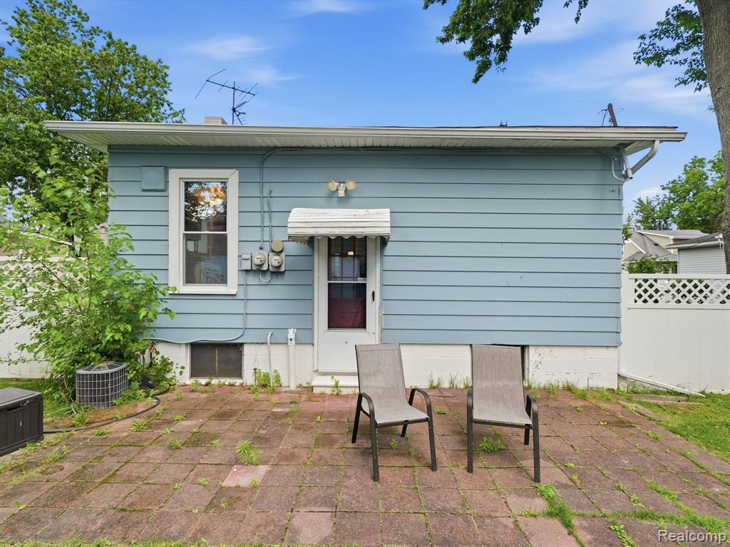 1728 Beechcroft Street, Keego Harbor, MI 48320 — Photo 23