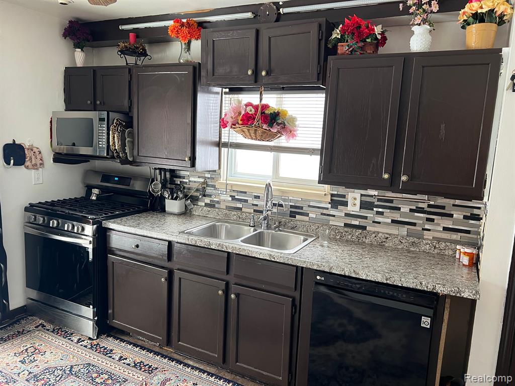5621 HARDING Street, Dearborn Heights, MI 48125 — Photo 6