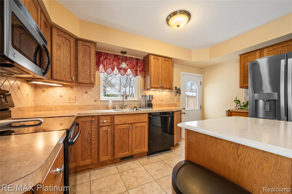 839 Harlequin Court, Highland, MI — Photo 12