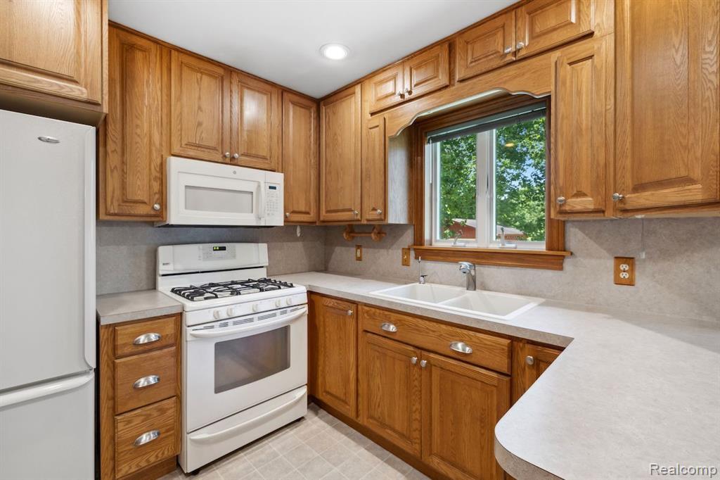 8622 S BYRON Road, Gaines Vlg, MI 48436 — Photo 9