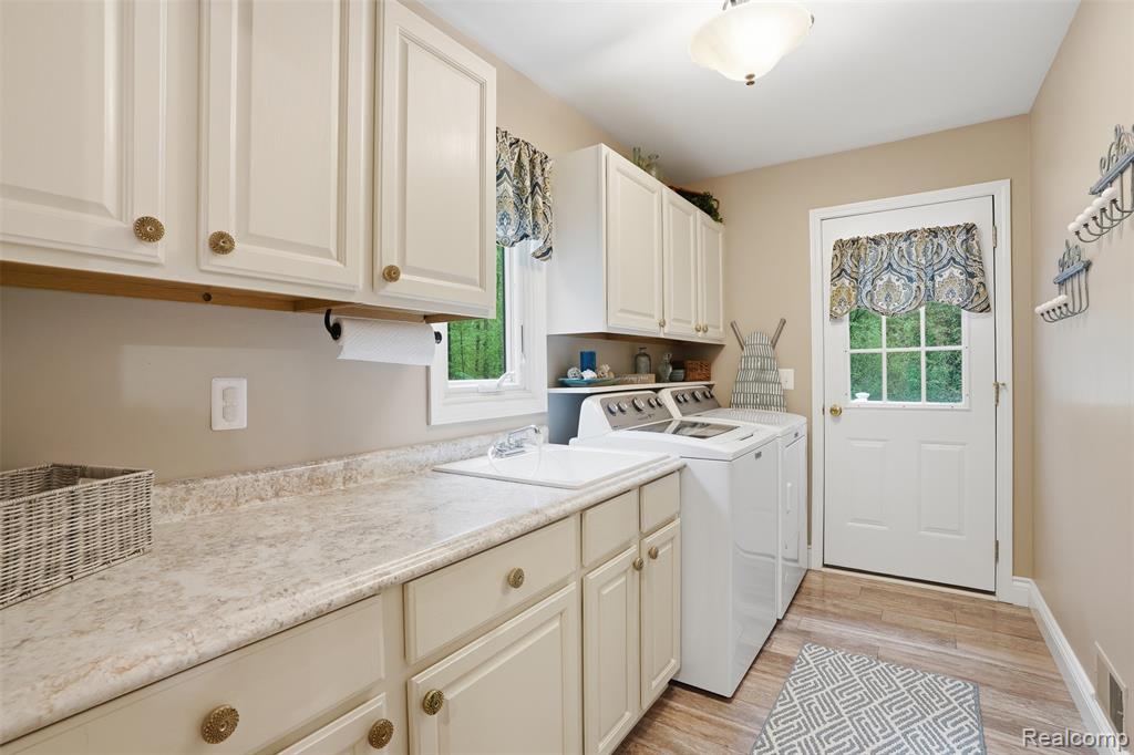 8235 Ironwood Drive, Pinckney, MI 48169 — Photo 15