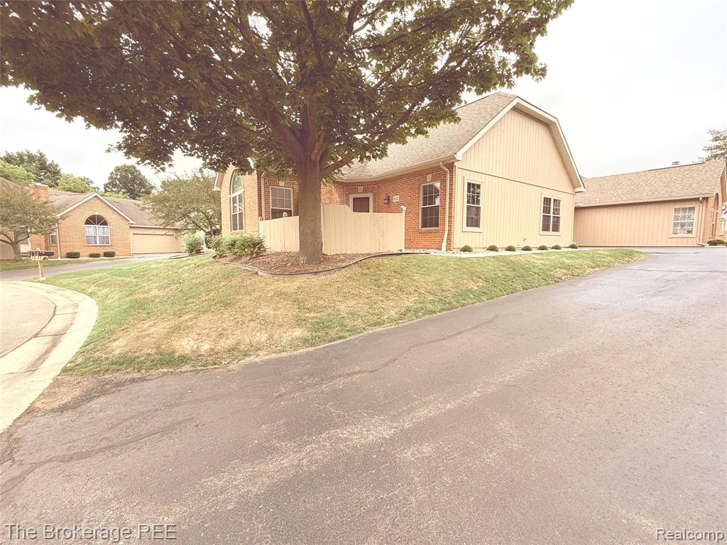 610 Perry Creek Drive, Grand Blanc, MI 48439 — front exterior