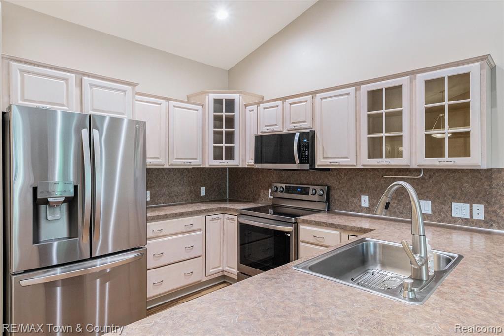 4067 Squire Hill Drive, 38, Flushing, MI 48433 — Photo 7
