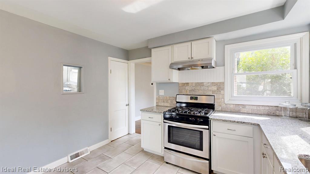 535 E Saratoga Street, Fenton, MI 48220 — Photo 16