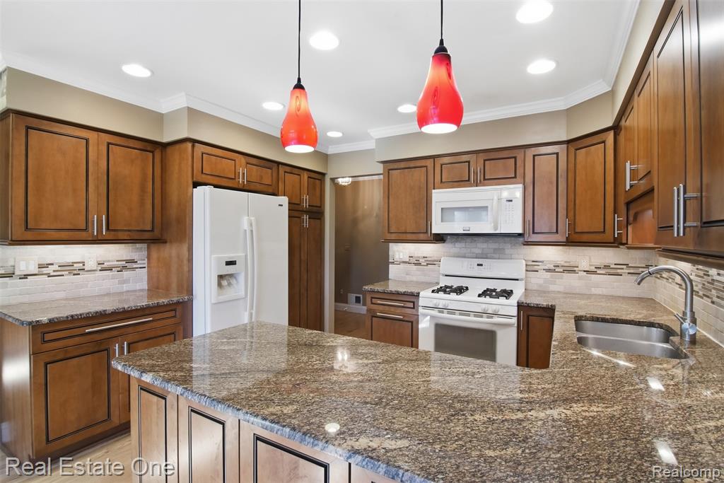 4425 Gardner Street, Sterling Heights, MI 48310 — Photo 15