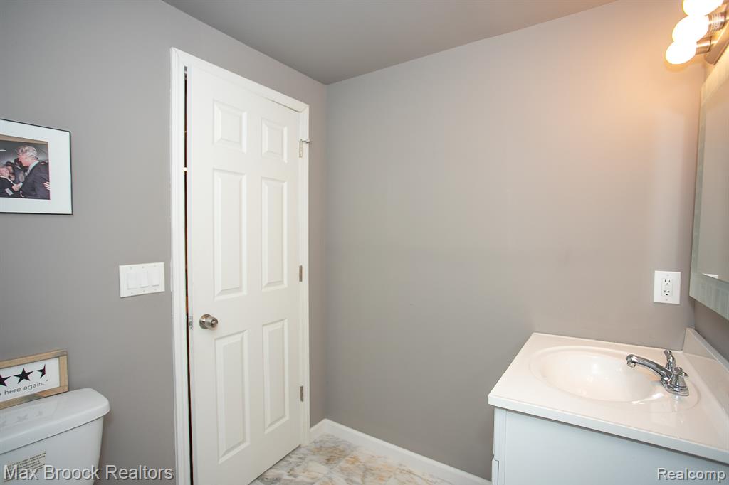 6817 Woodcrest Drive, Troy, MI 48098 — Photo 55