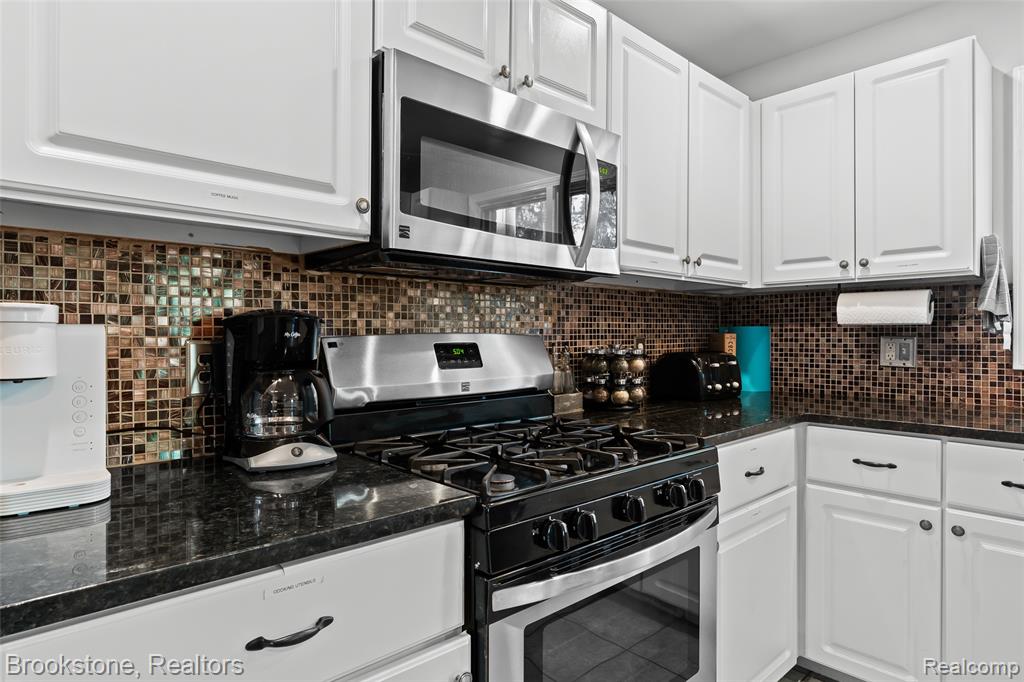 400 LA PLAZA, Royal Oak, MI 48073 — Photo 20