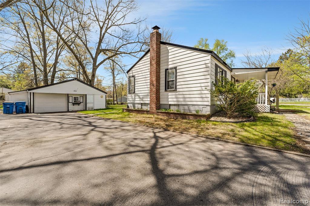 5711 Crescent Road, Waterford, MI 48327 — Photo 36