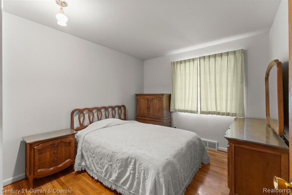 716 N CHARLESWORTH Street, Dearborn Heights, MI 48127 — Photo 20