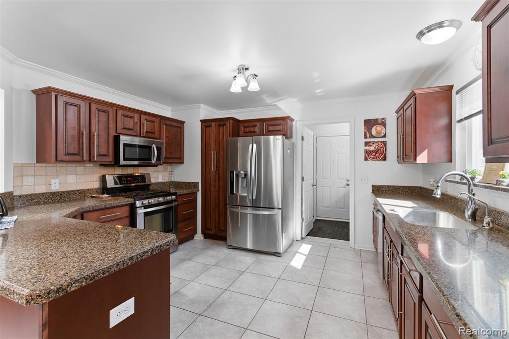 9140 Lakewood Drive, Whitmore Lake, MI 48189 — Photo 12