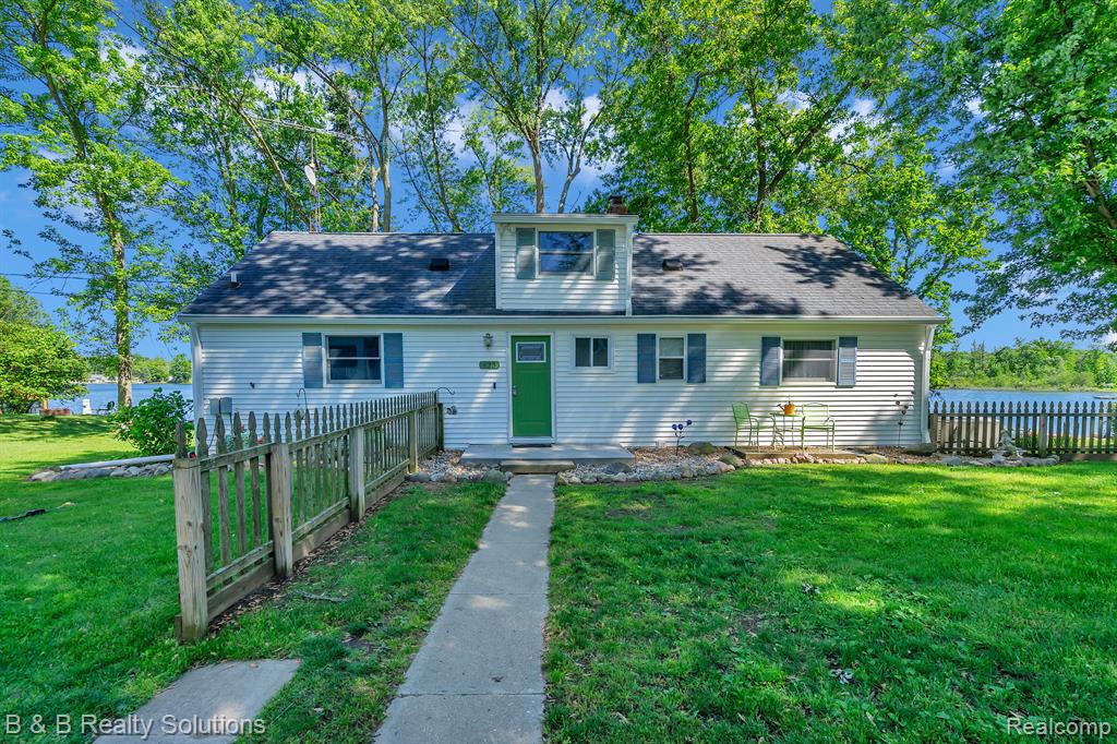 423 LOU ALICE Drive, Columbiaville, MI 48421 — front exterior