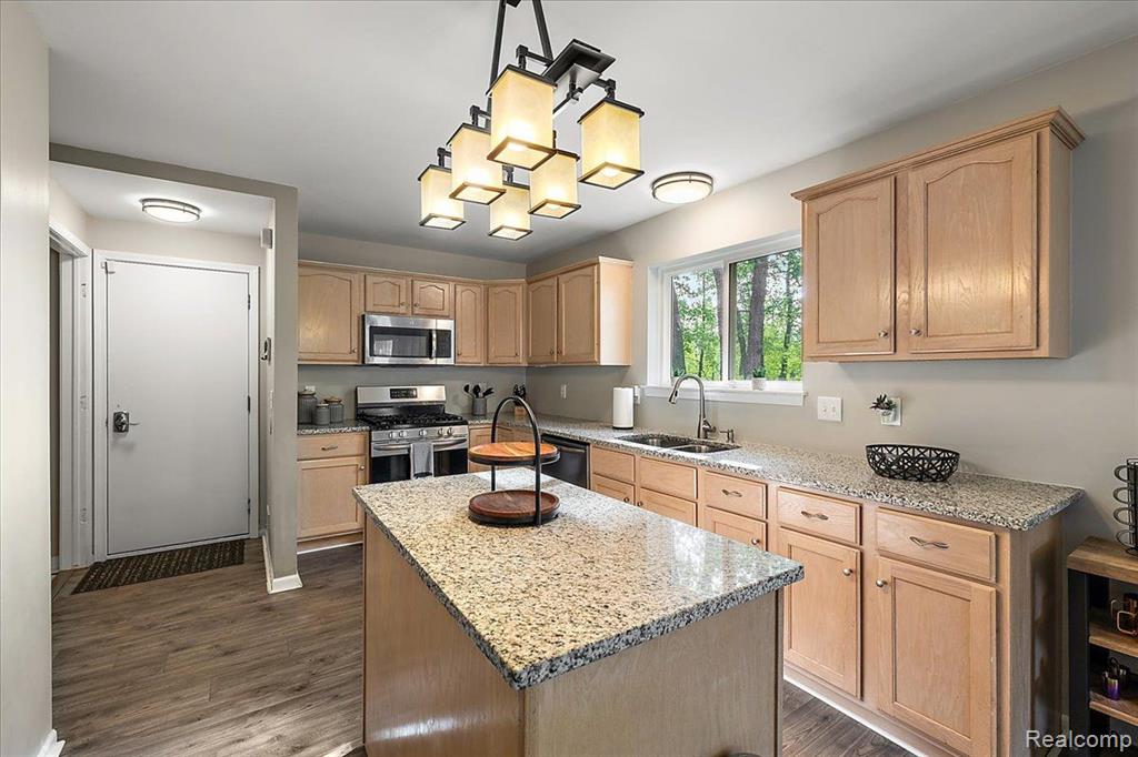 457 Cove View Drive, Waterford, MI 48327 — Photo 13
