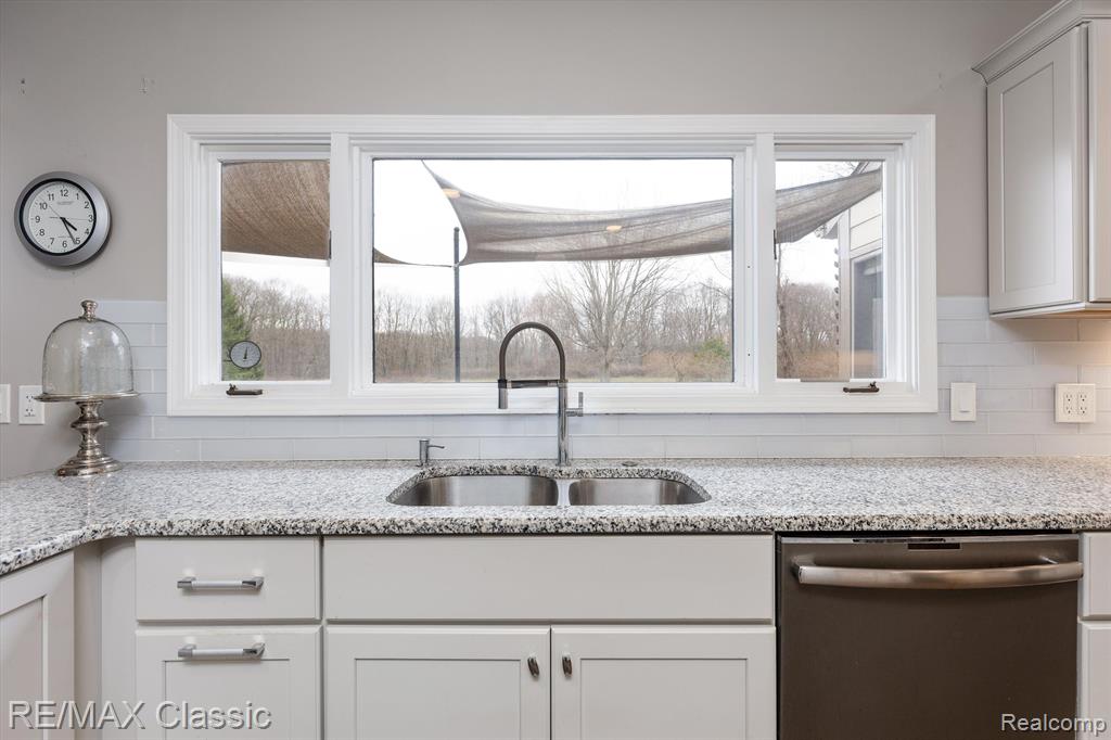 5850 MEADOWS Drive, Clarkston, MI 48348 — Photo 9