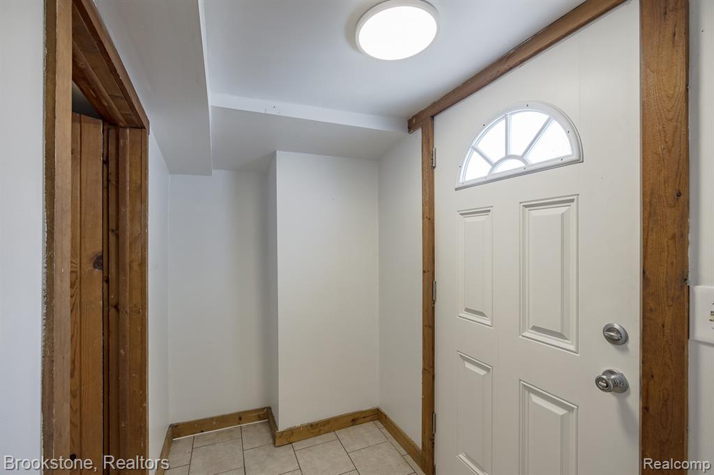 31 Heights Road, Lake Orion, MI 48362 — Photo 4