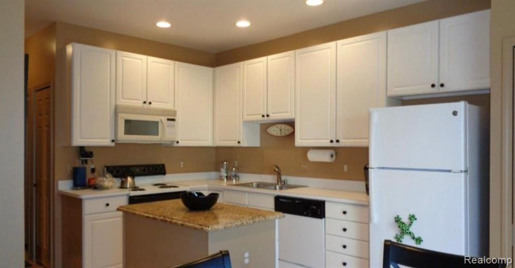 38255 SARATOGA Circle, Farmington Hills, MI 48331 — Photo 2