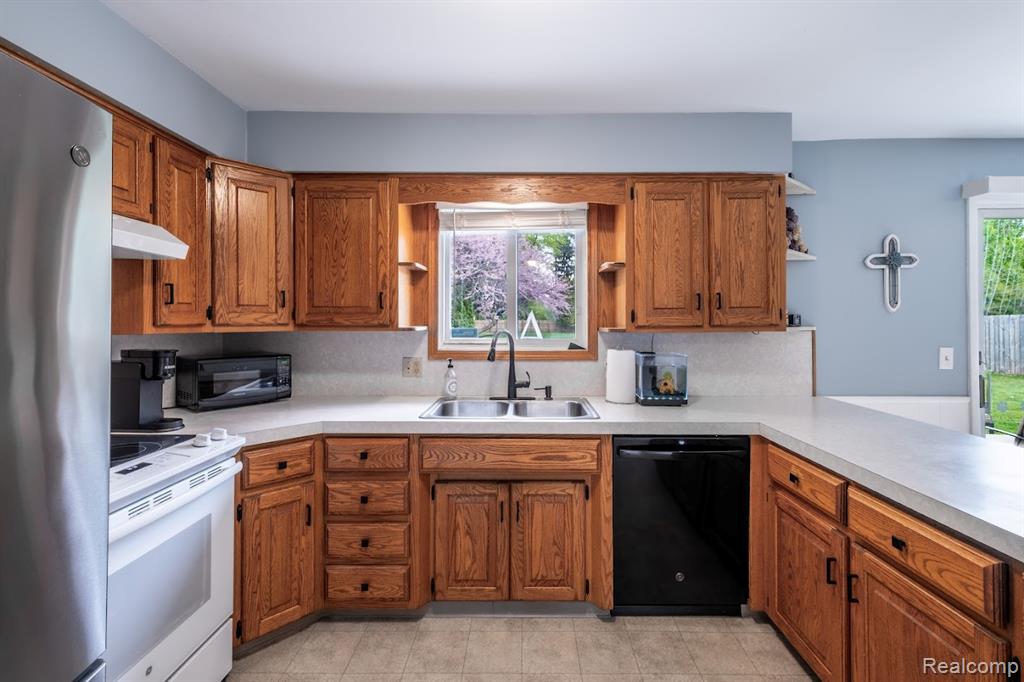 3585 Creekwood Drive, Saginaw, MI 48601 — Photo 9