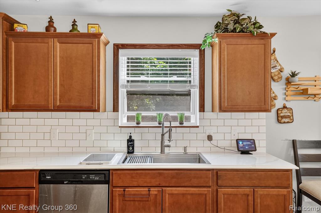 7067 Glenmeadow Court, Grand Blanc, MI 48439 — Photo 22