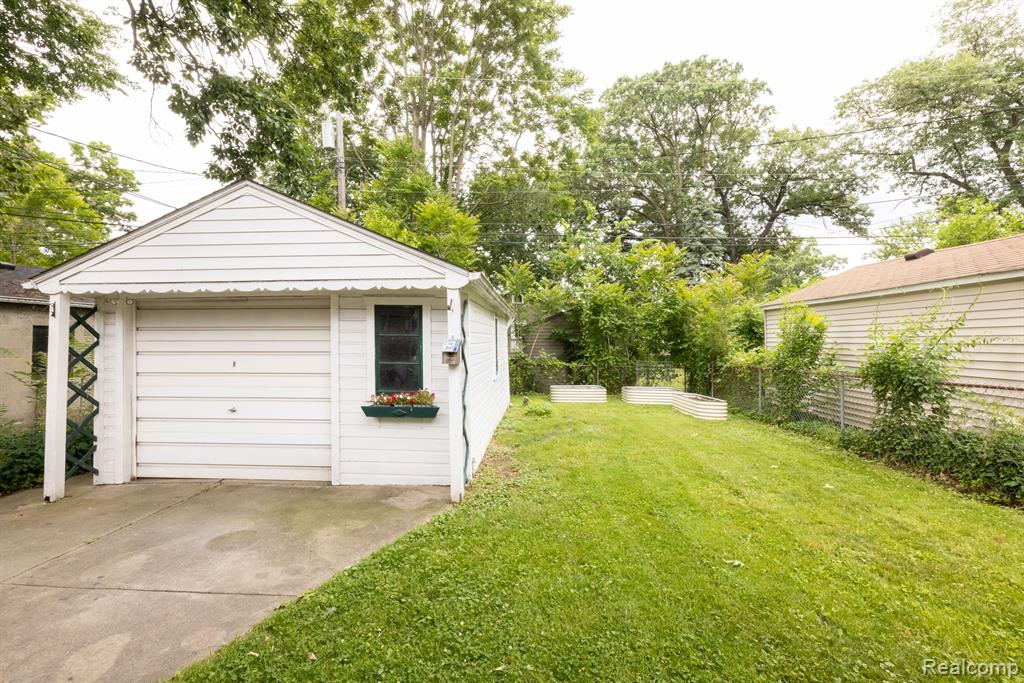 395 W CHESTERFIELD Street, Ferndale, MI 48220 — Photo 7