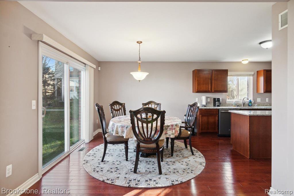712 SUPERIOR Parkway, Westland, MI — Photo 12