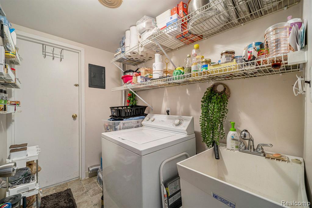 29972 CITY CENTER Drive, 3, Warren, MI 48093 — Photo 13