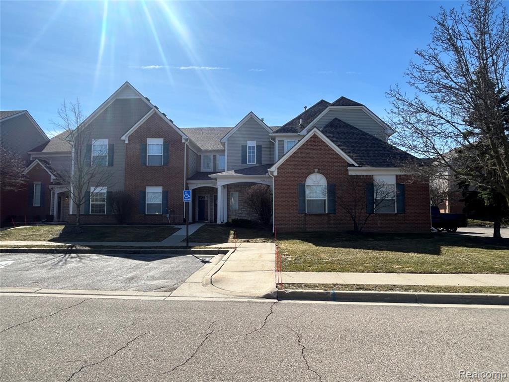 2204 Monarch Drive, 61, Utica, MI 48316 — Photo 2