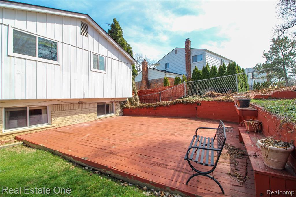 6942 Leslee Crest Drive, West Bloomfield, MI — Photo 36