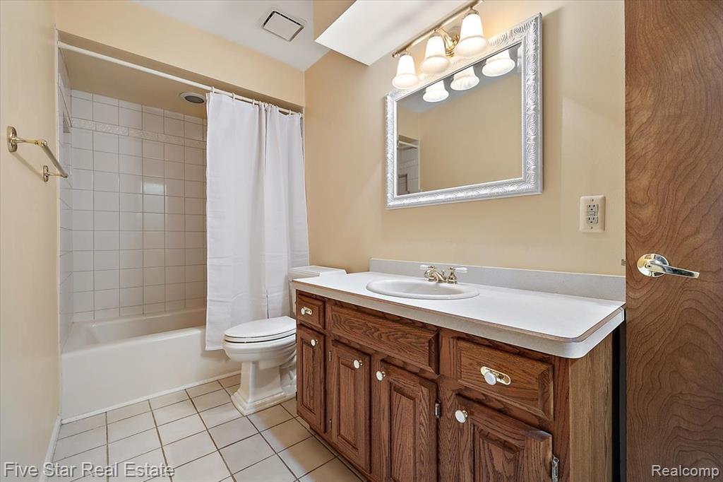 6586 Pontiac Lake Road, 1, Waterford, MI 48327 — Photo 27