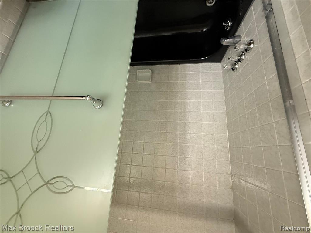 6670 Maple Lakes Drive, West Bloomfield, MI — Photo 28
