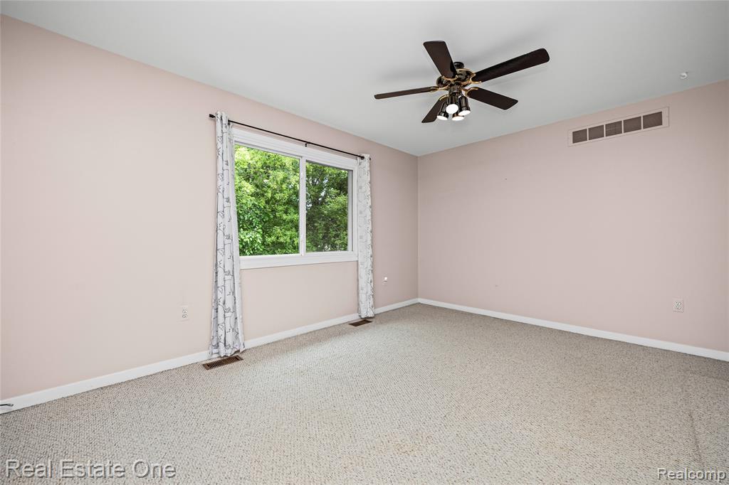 4642 Ponderosa Street, Commerce Twp, MI 48382 — Photo 24
