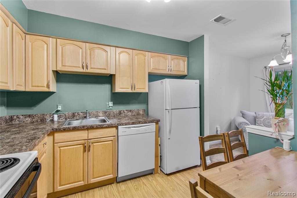 33905 Pondview Circle, Livonia, MI 48152 — Photo 12