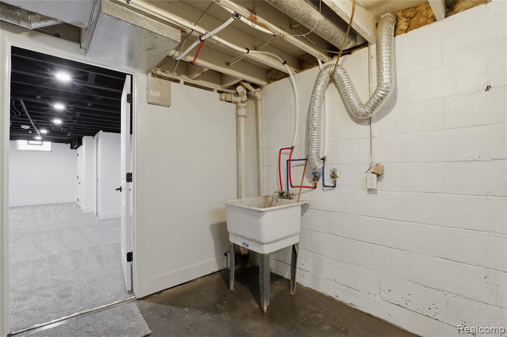 23509 Parklawn Street, Oak Park, MI 48237 — Photo 32