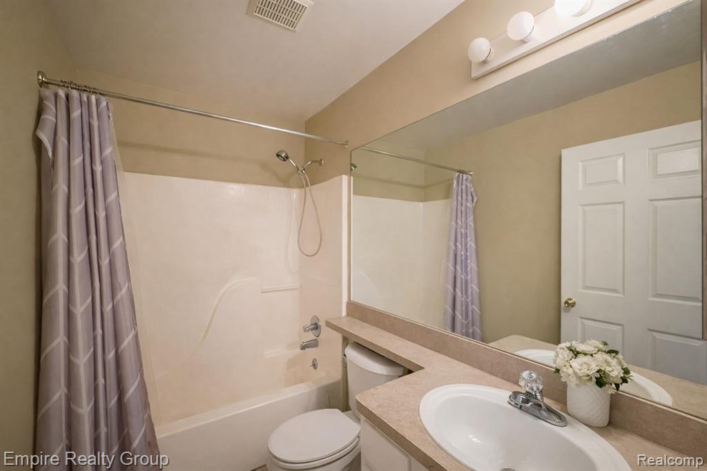12330 Hickory E, Utica, MI 48315 — Photo 15