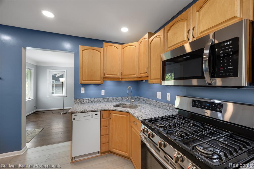 2050 Ridgemont Road, Grosse Pointe Woods, MI 48236 — Photo 12