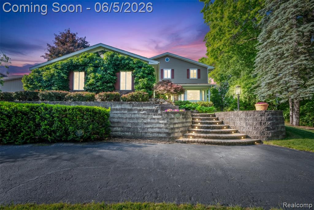 7841 Rampart Trail, Waterford, MI 48327 — front exterior