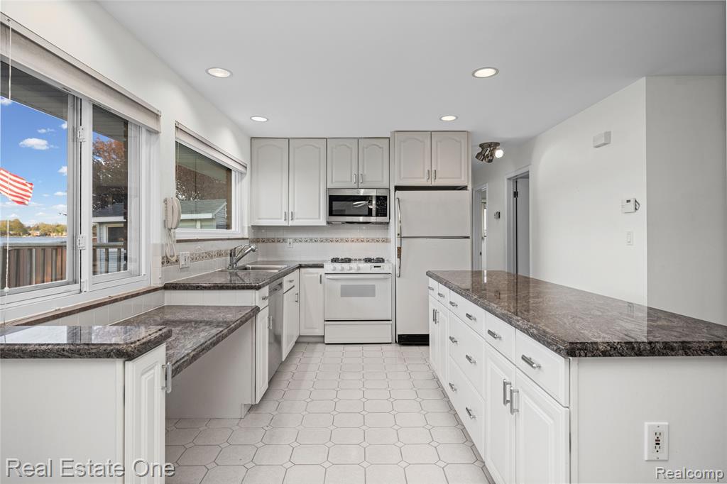 4416 S Shore Street, Waterford, MI 48328 — Photo 11