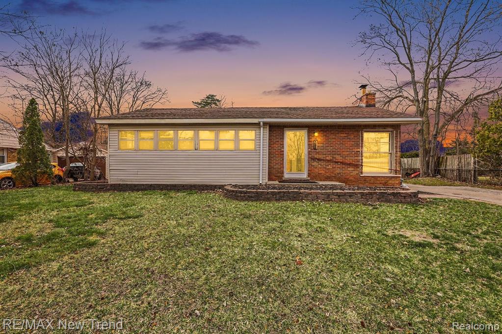 2174 Middlebelt Road, West Bloomfield, MI 48324 — front exterior