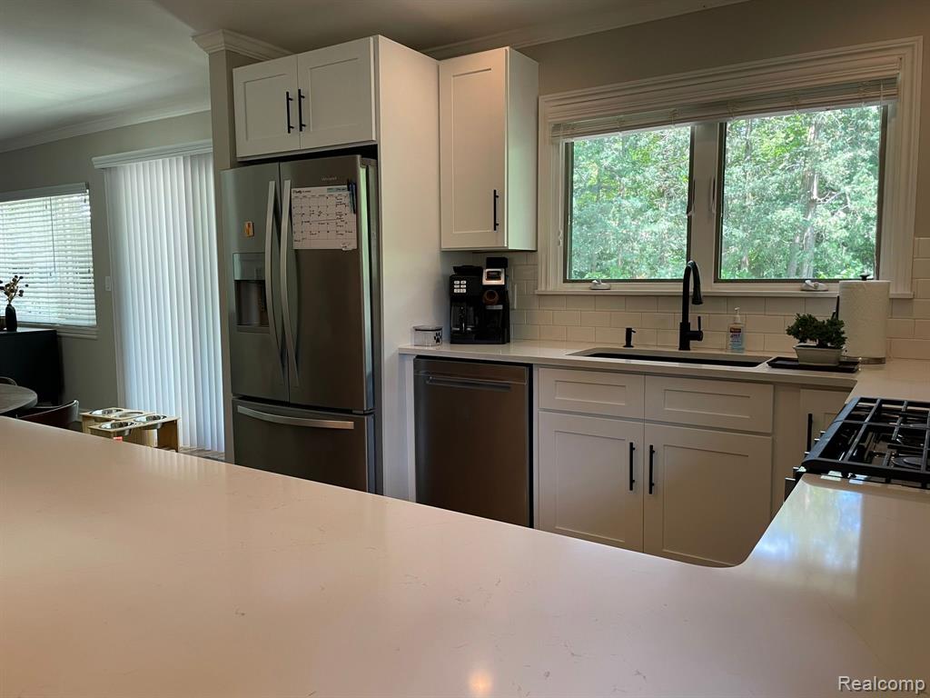 6832 MONTFORT Drive, Canton, MI 48187 — Photo 15