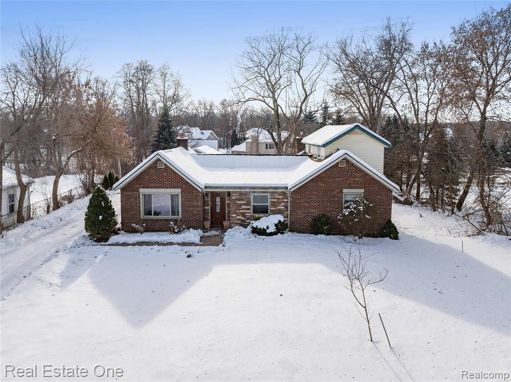8202 Hyne Road, Brighton, MI 48114 — front exterior